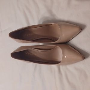 Women's tan/cream BCBGeneration heels